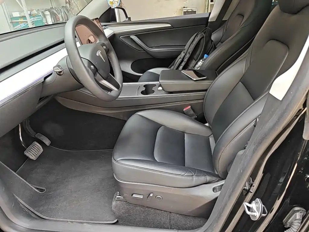 Tesla Model Y — миниатюра 15