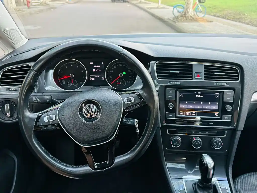 VOLKSWAGEN GOLF