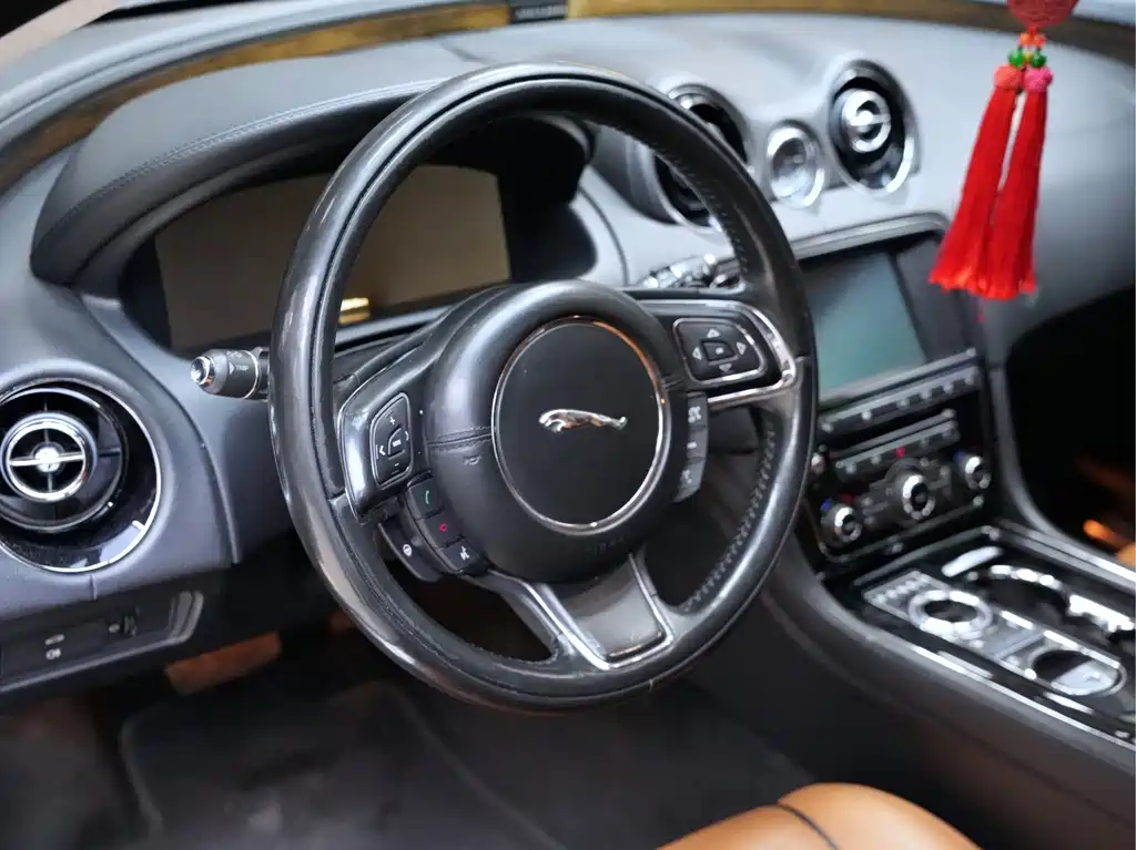 Jaguar XJ — миниатюра 6