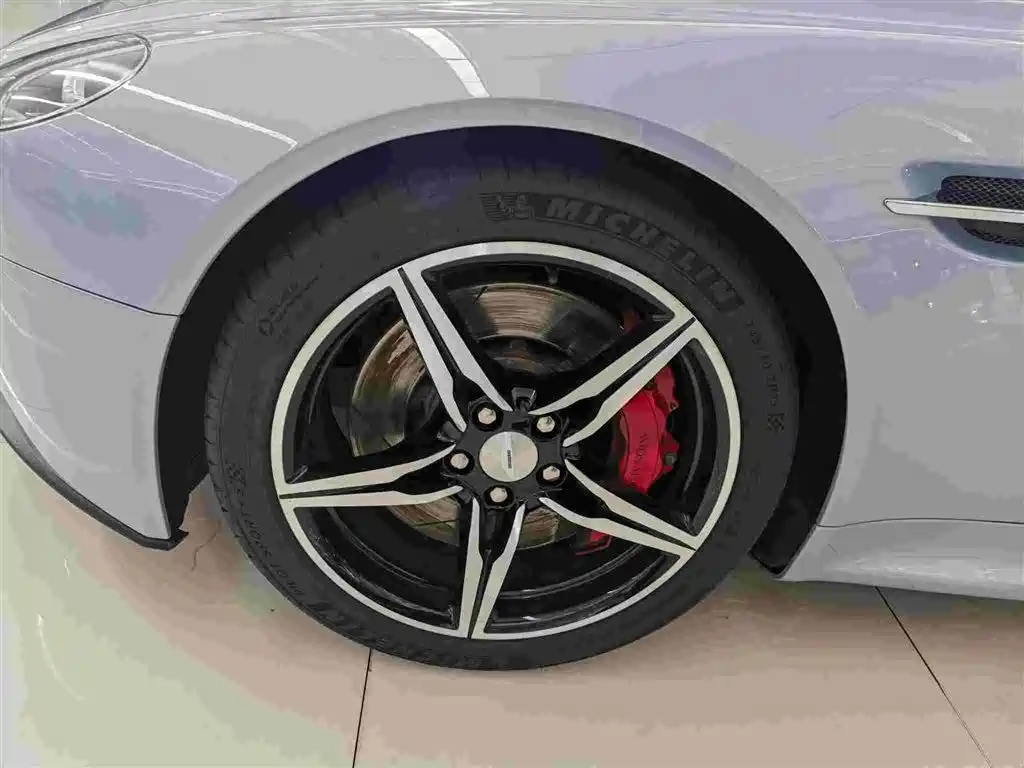 ASTON MARTIN V8 VANTAGE