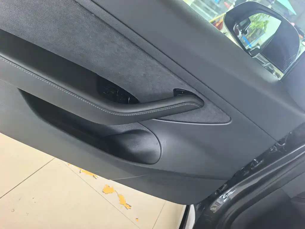 Tesla Model 3 — миниатюра 4