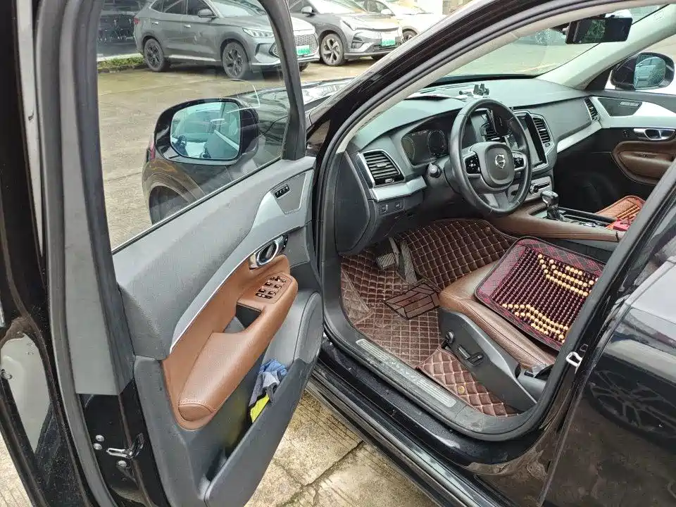 Volvo XC90 2018 T6 5 мест