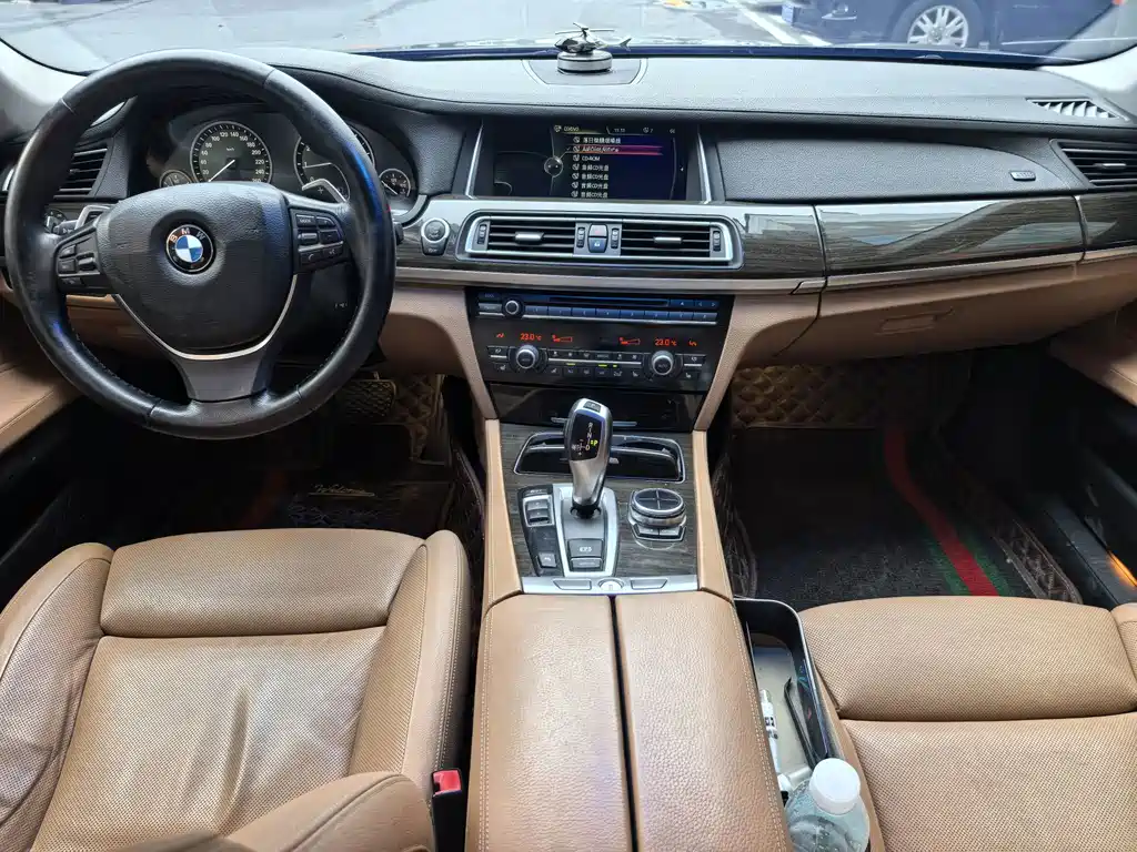 BMW 7 Series — миниатюра 8