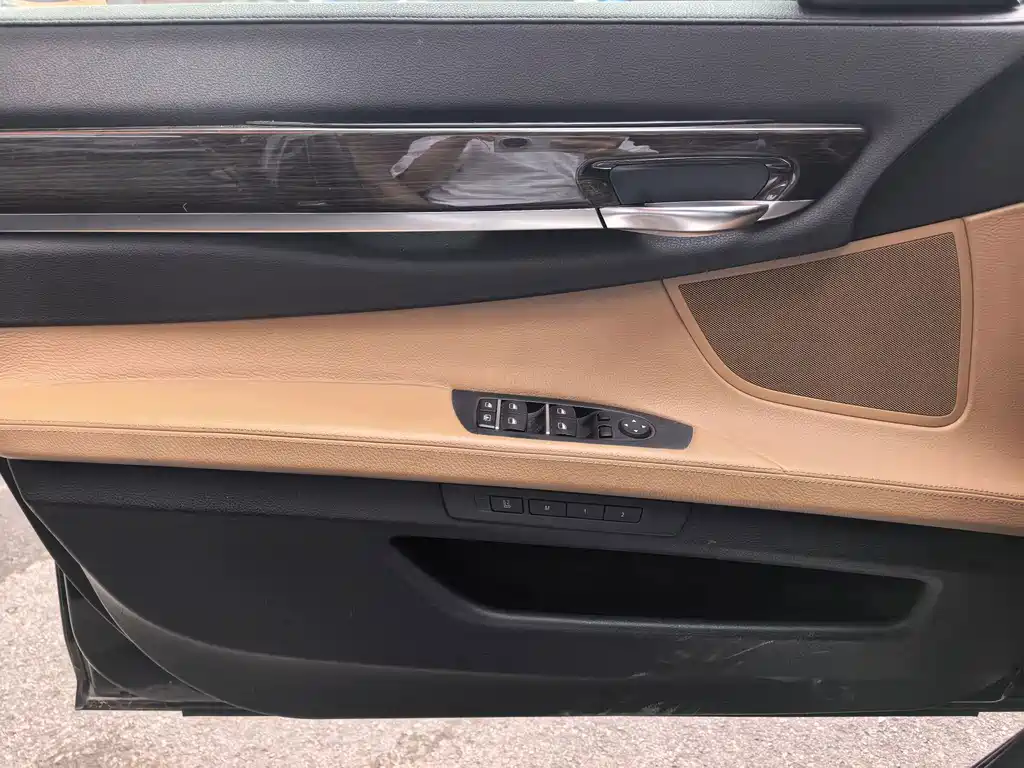 BMW 7 Series — миниатюра 5