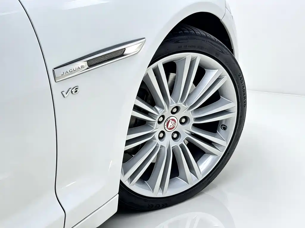 Jaguar XJ — миниатюра 6