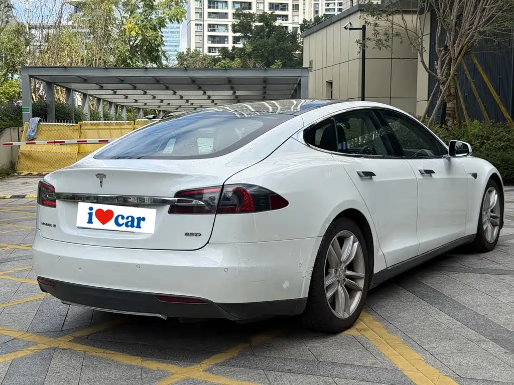 Tesla Model S — миниатюра 2