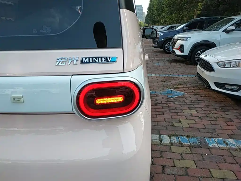 Wuling MINIEV — миниатюра 8