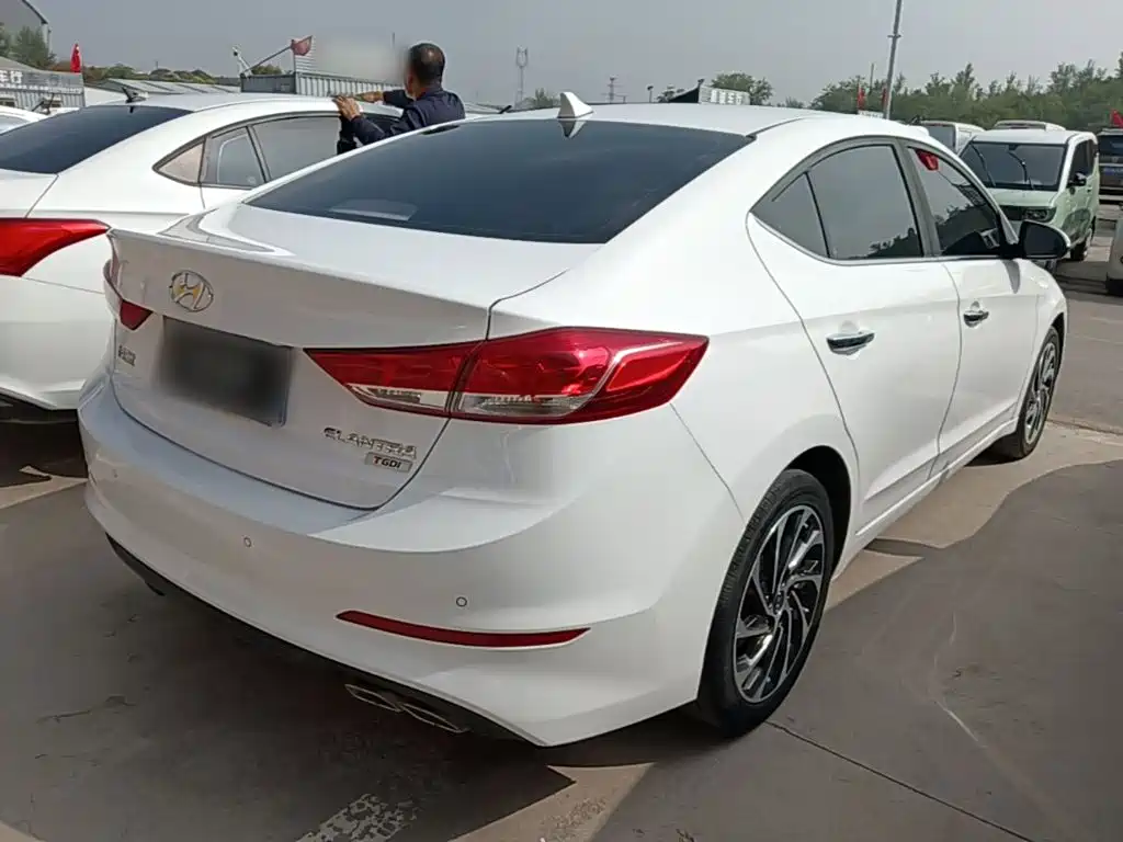 Hyundai Elantra — миниатюра 7