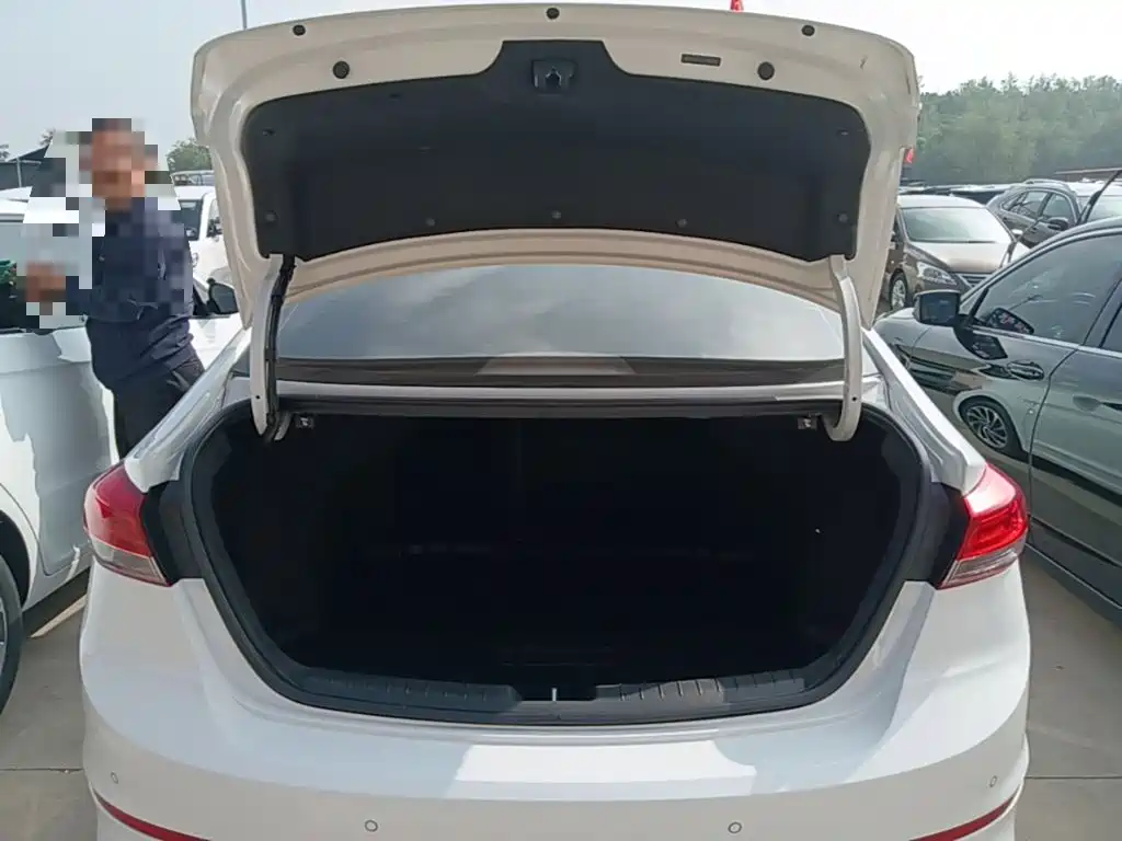 Hyundai Elantra — миниатюра 19