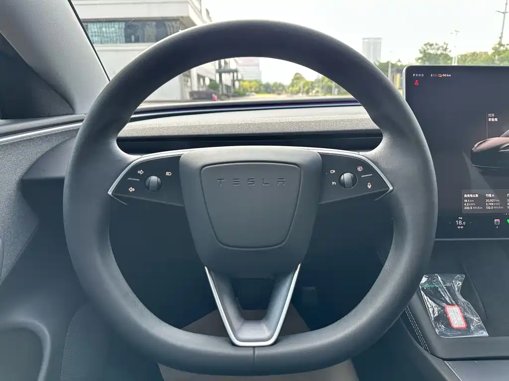 Tesla Model 3 — миниатюра 10