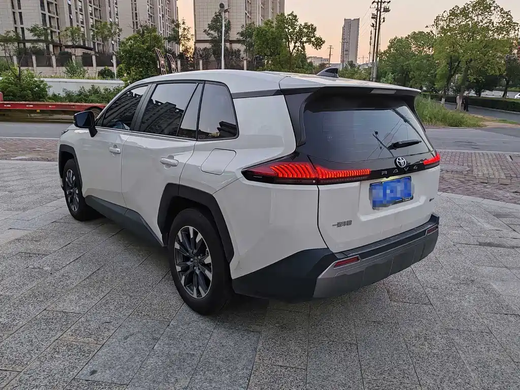 Toyota RAV4 — миниатюра 6