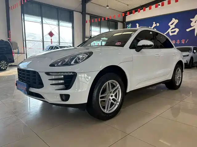 PORSCHE MACAN
