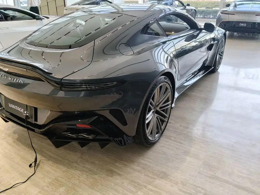 Aston Martin DB12 — миниатюра 5