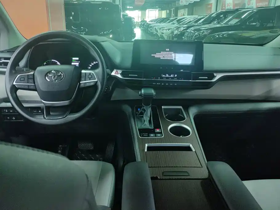 Toyota Granvia — миниатюра 12
