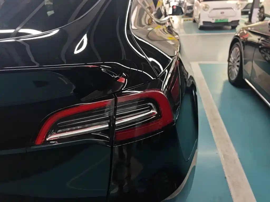 Tesla Model Y — миниатюра 8