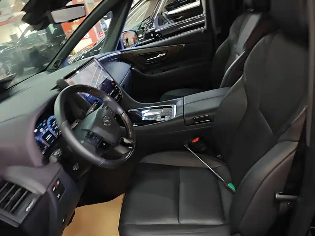 Toyota Alphard — миниатюра 15