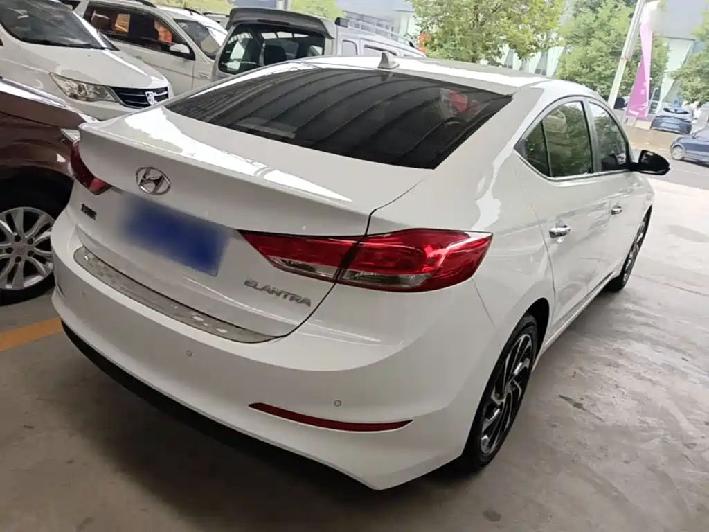 Hyundai Elantra — миниатюра 7