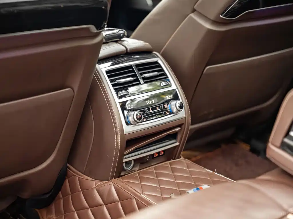 BMW 7 Series — миниатюра 9