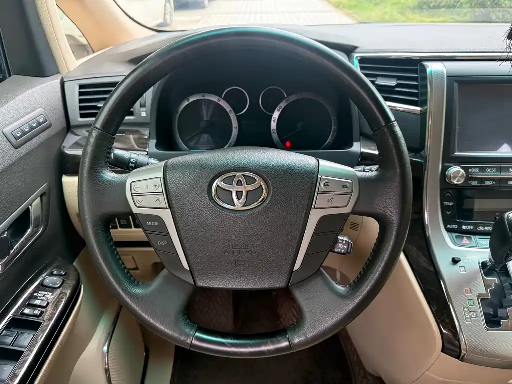 Toyota Alphard — миниатюра 10