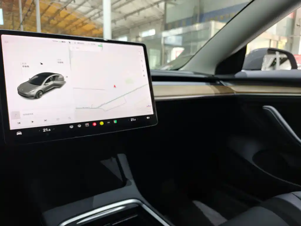 Tesla Model 3 — миниатюра 11