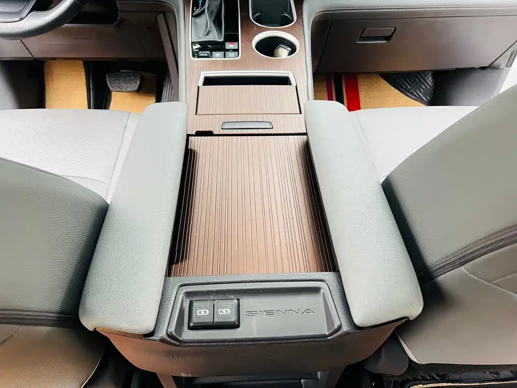 Toyota Sienna — миниатюра 16