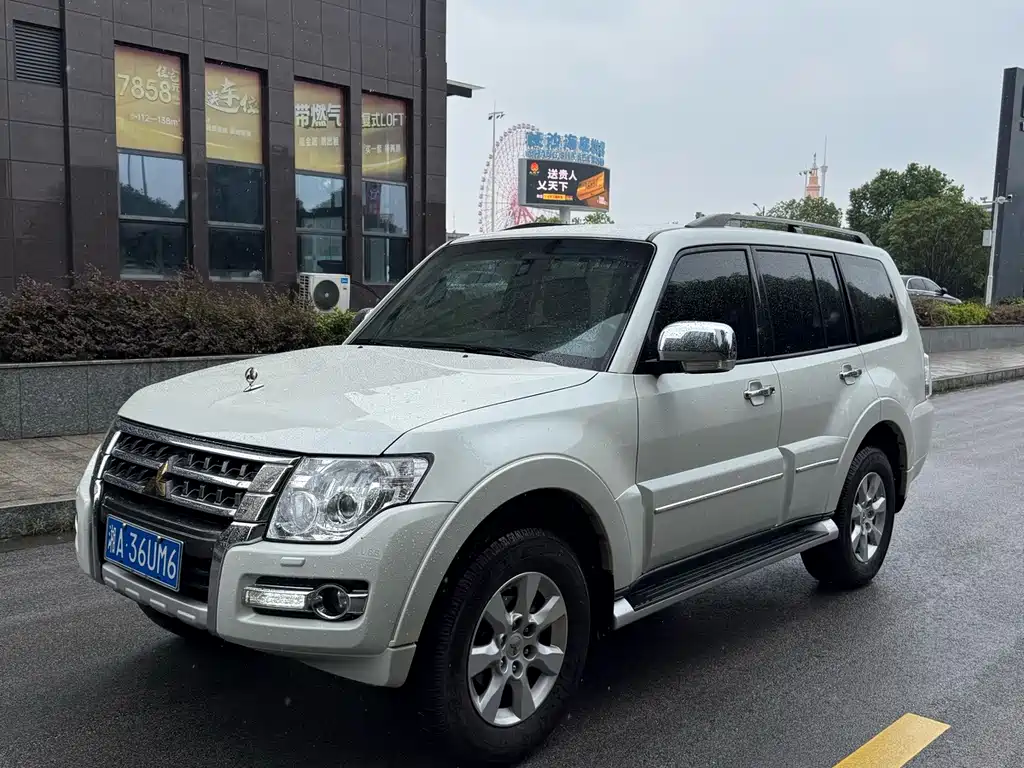 Mitsubishi Pajero (Import)
