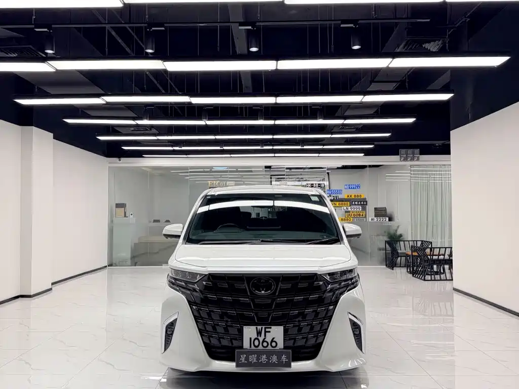 Toyota Alphard - фото 2