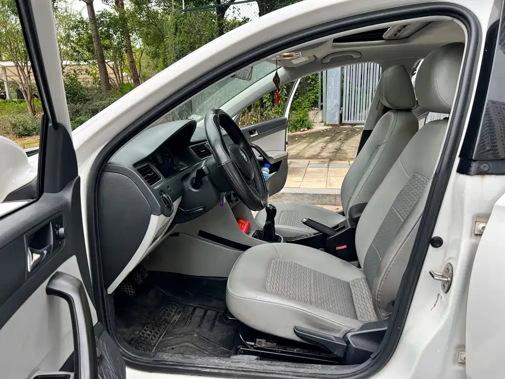 Skoda Rapid 1.6L Manual Innovation Edition, фото 19