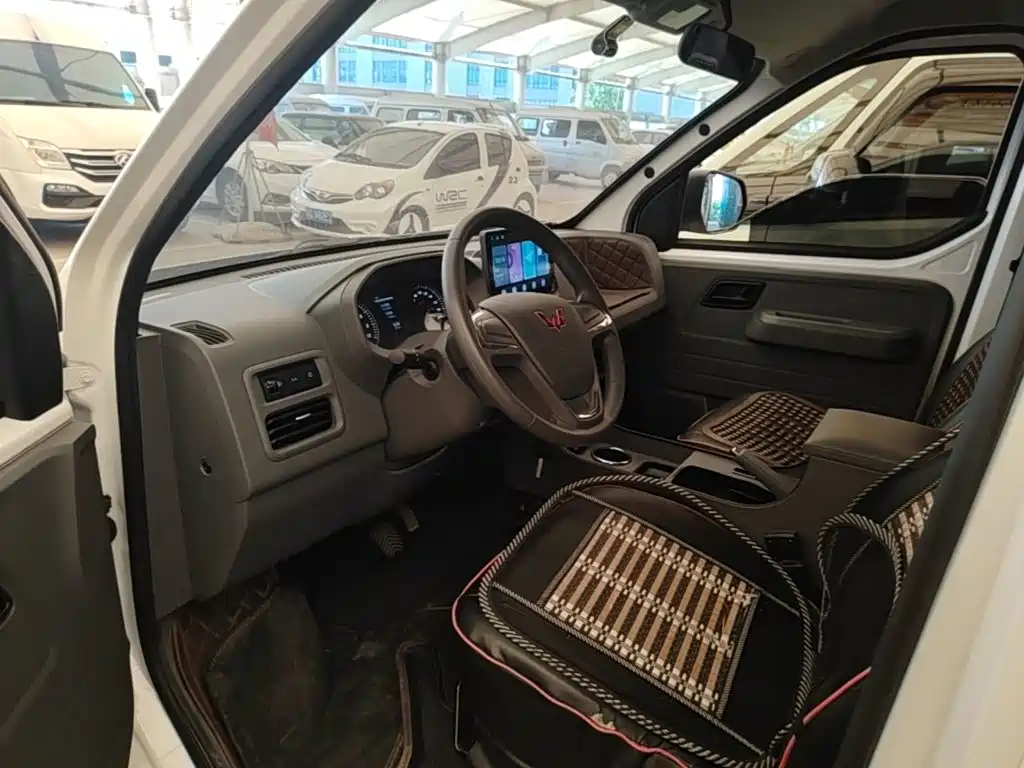 Wuling Yangguang — миниатюра 16