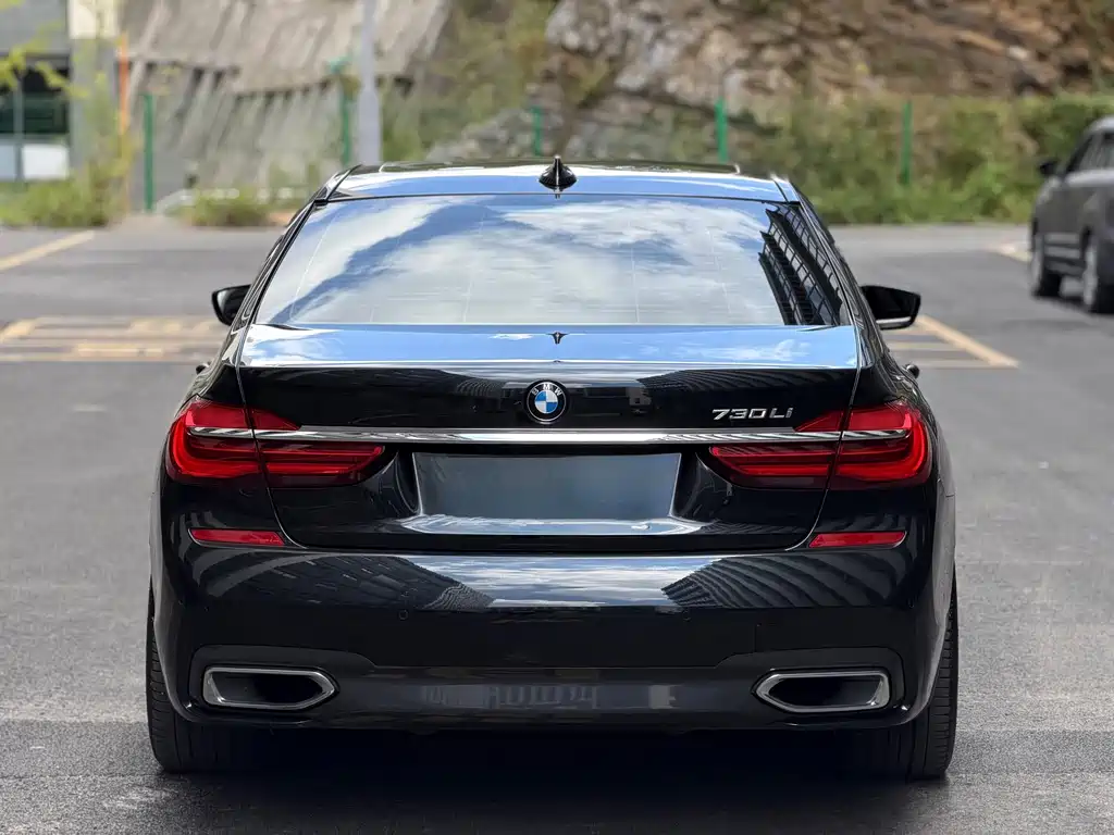 BMW 7 Series — миниатюра 8