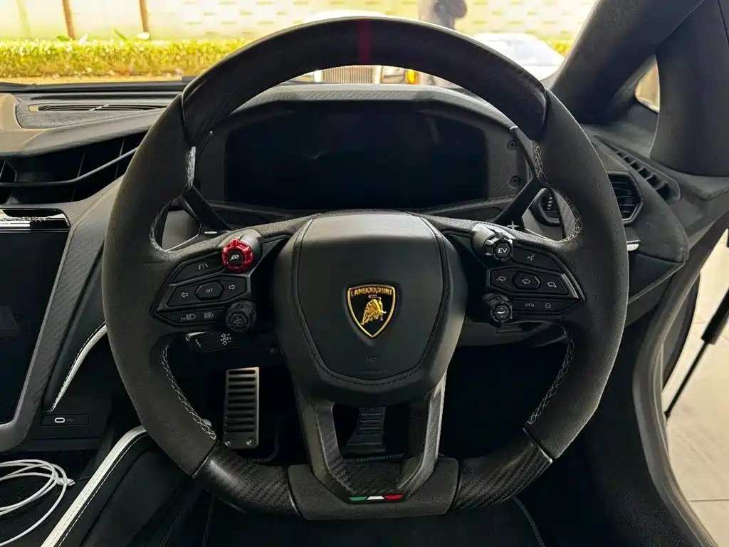 LAMBORGHINI REVUELTO