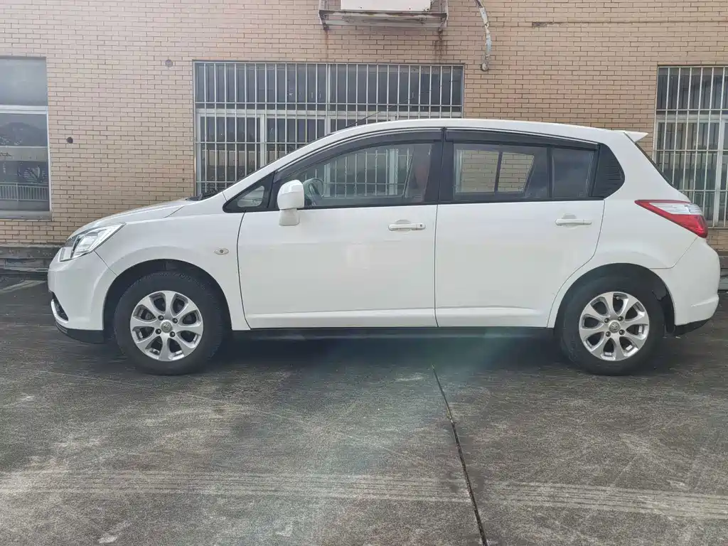 Venucia R50 2016 1.6L MT Elite