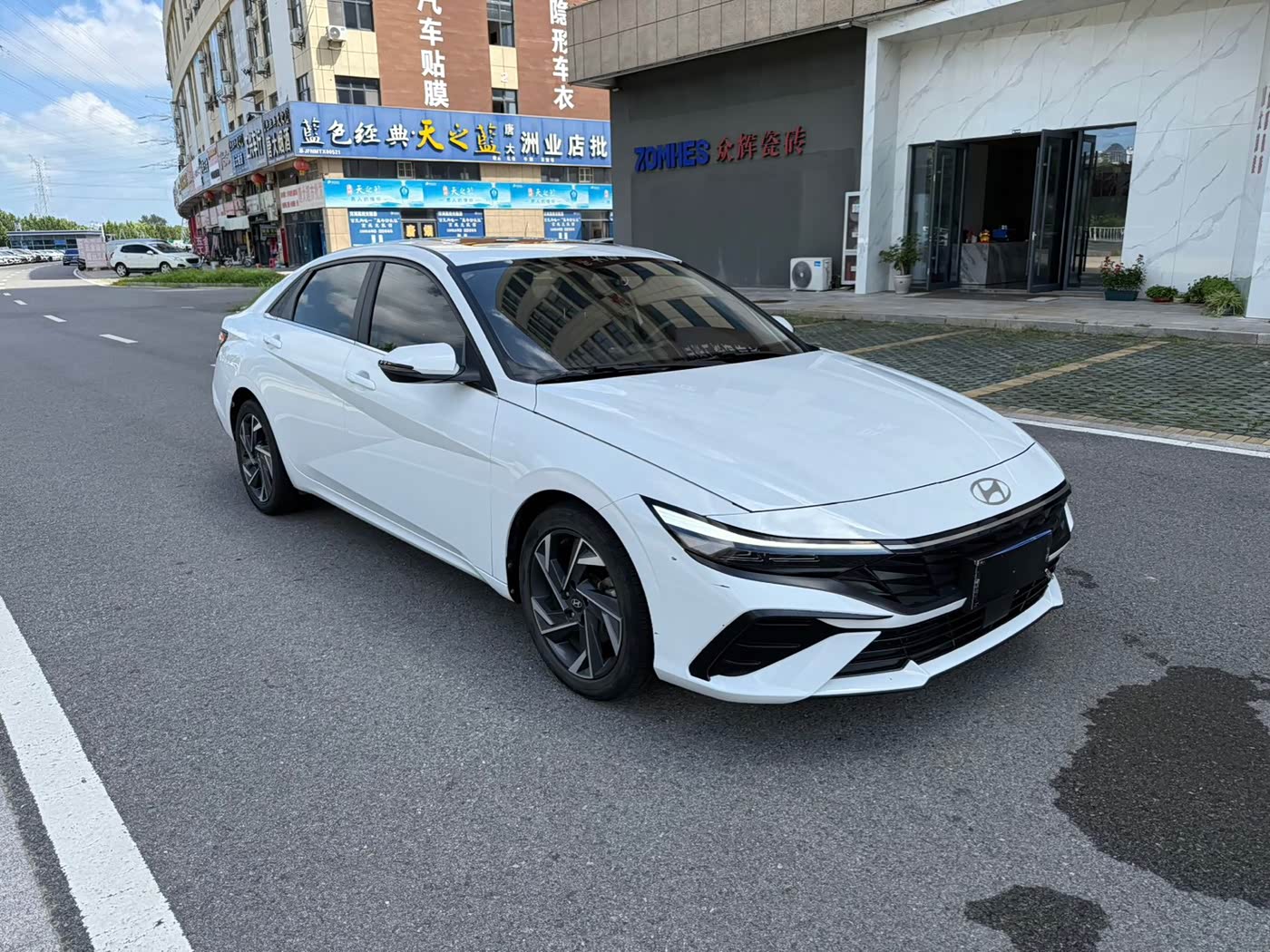 Hyundai Elantra 1.5 л 2023 г. Белый, пробег 35000 км