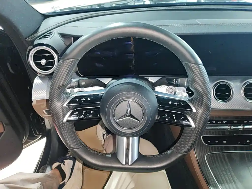 Mercedes-Benz E-Class — миниатюра 11