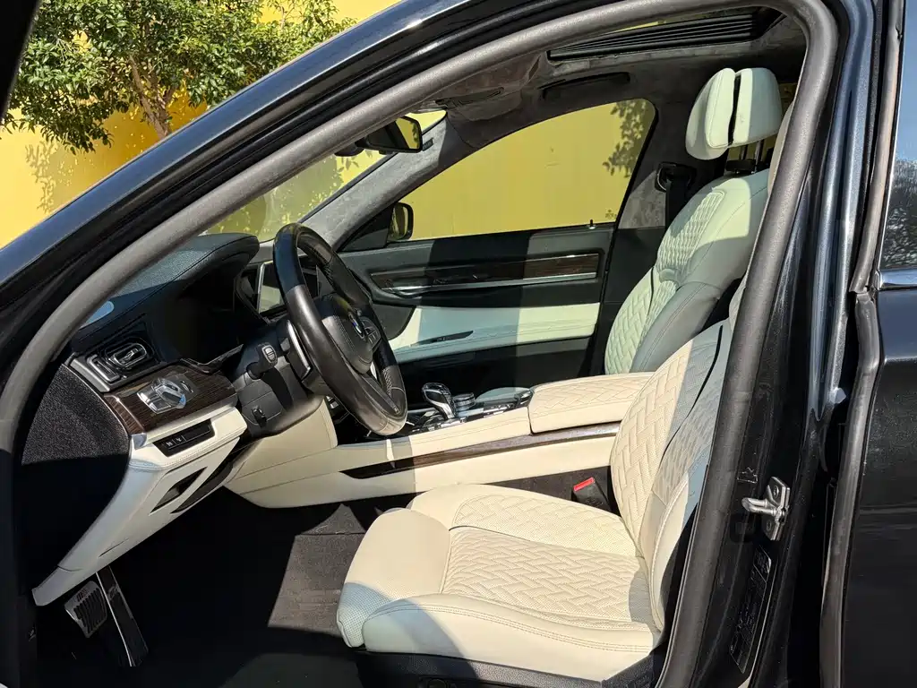 BMW 7 Series — миниатюра 12