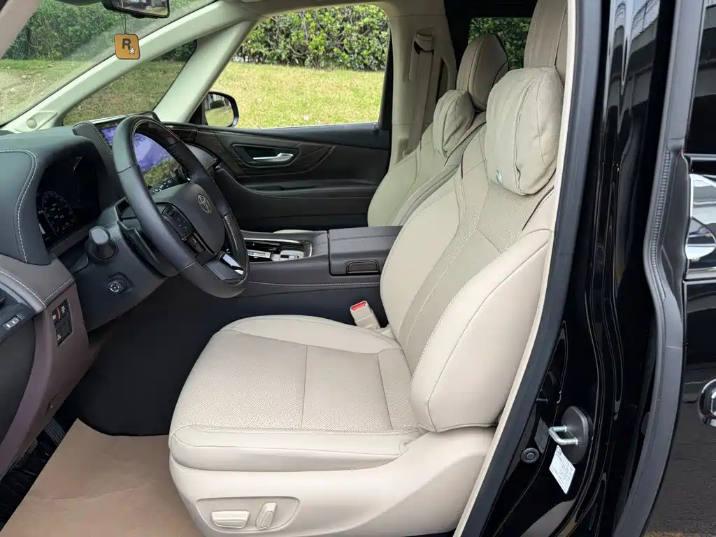 Toyota Alphard — миниатюра 8