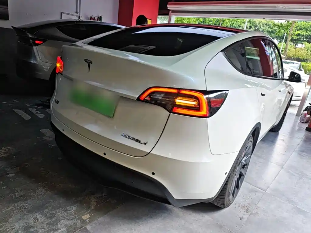 Tesla Model Y — миниатюра 7
