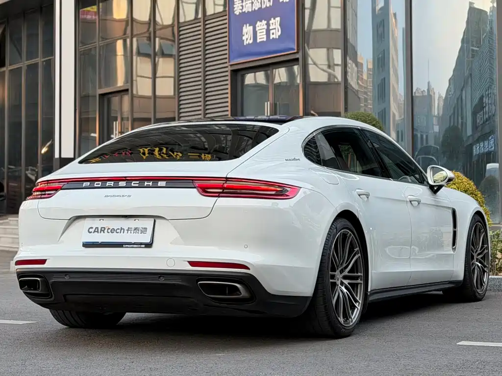 PORSCHE PANAMERA