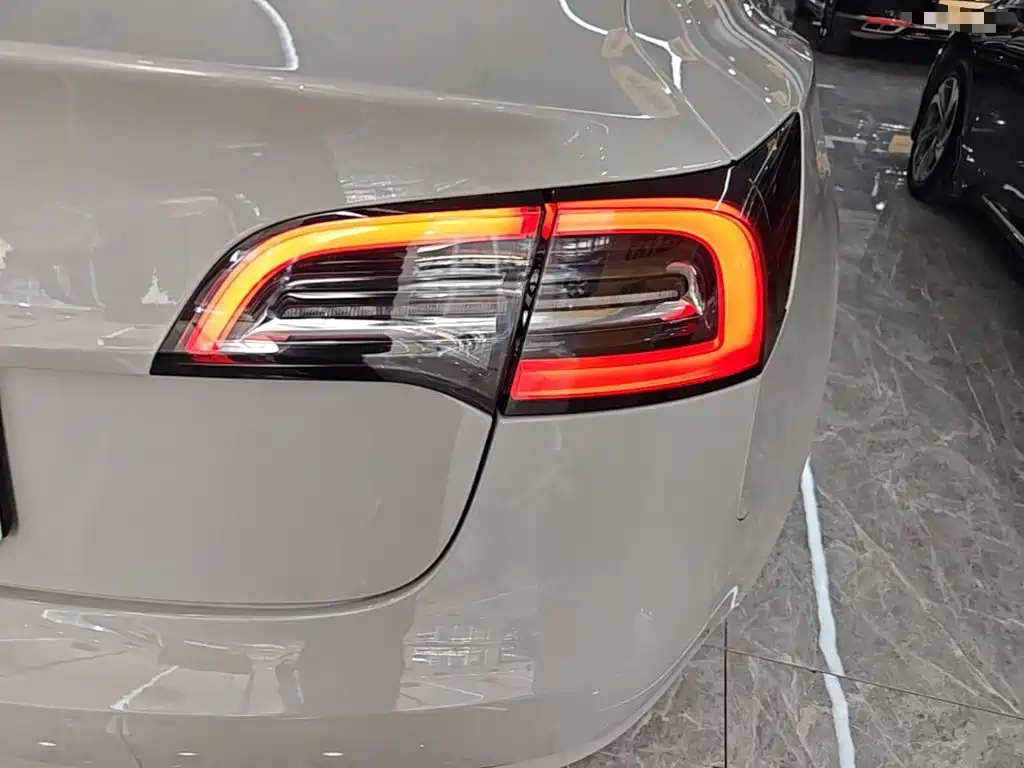 Tesla Model 3 — миниатюра 8