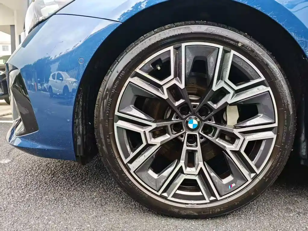 BMW 5 Series — миниатюра 8