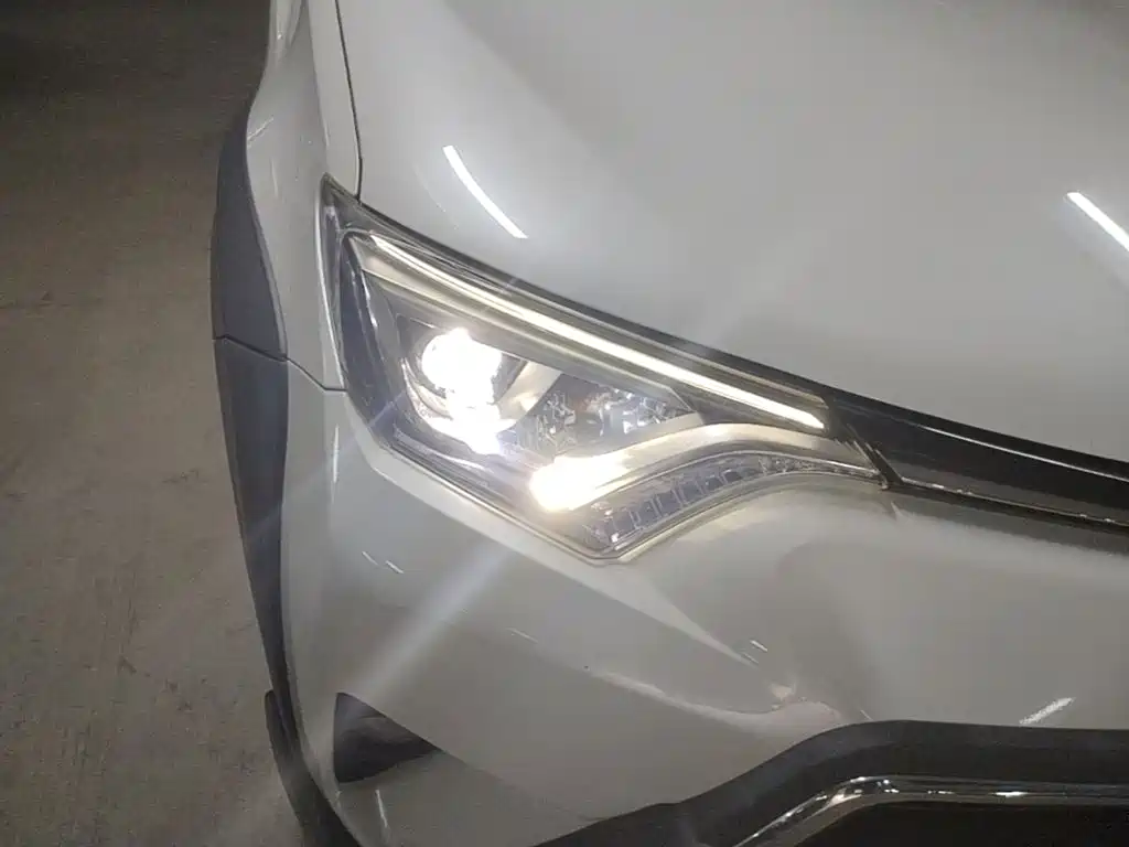 Toyota RAV4 — миниатюра 9