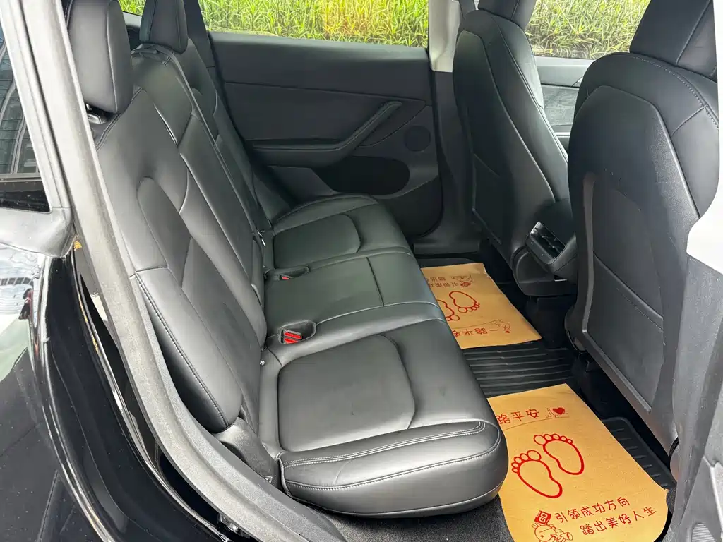 Tesla Model Y — миниатюра 9