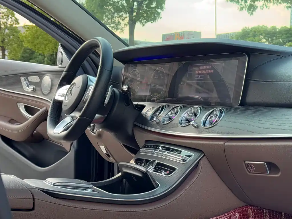 Mercedes-Benz E-Class — миниатюра 8