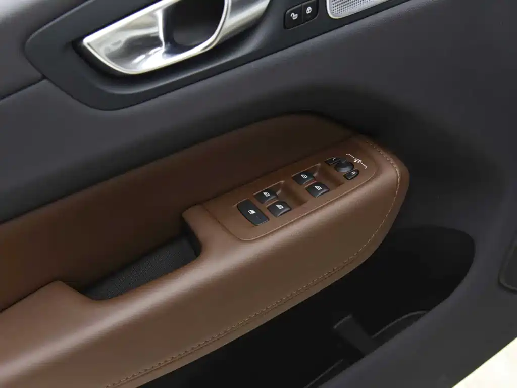 VOLVO XC60 PLUG IN HYBRID