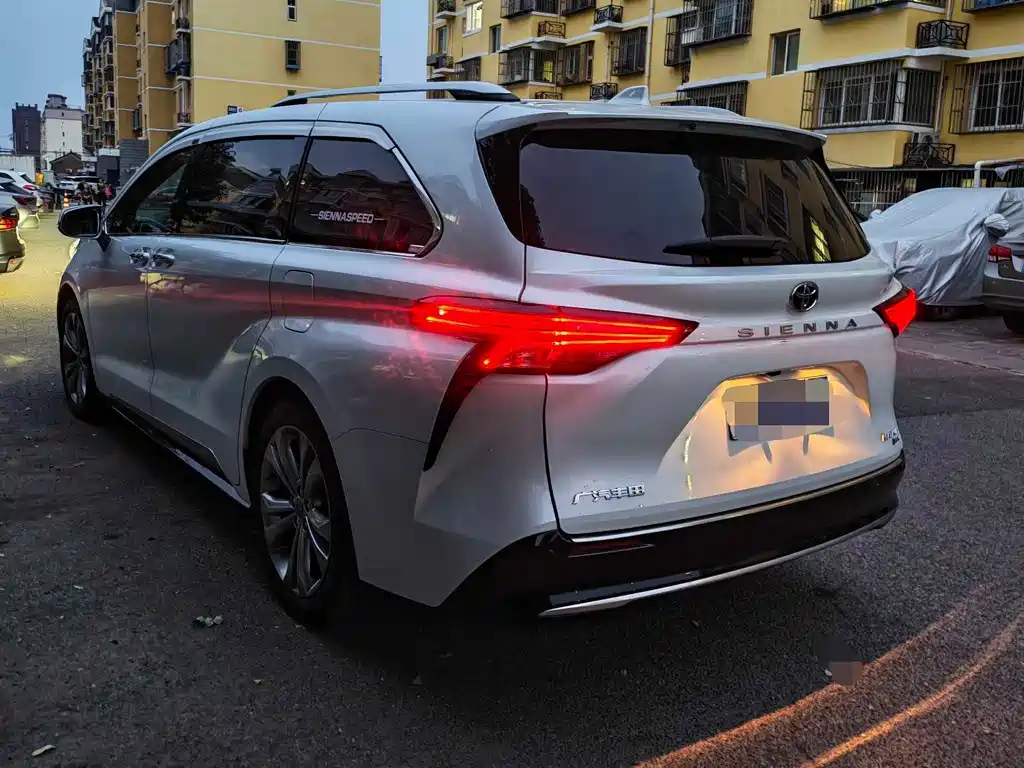 Toyota Sienna — миниатюра 4