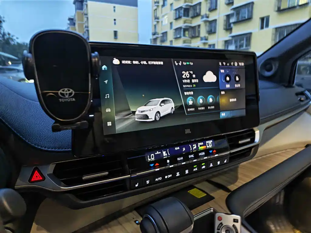 Toyota Sienna — миниатюра 8
