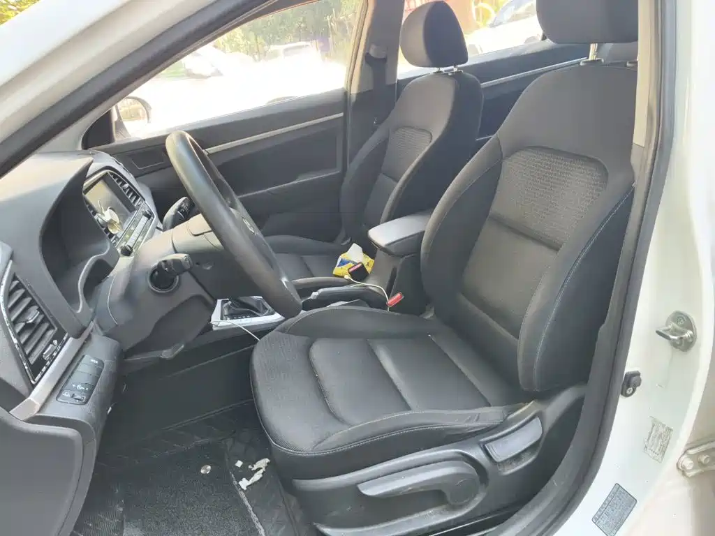 Hyundai Elantra — миниатюра 12