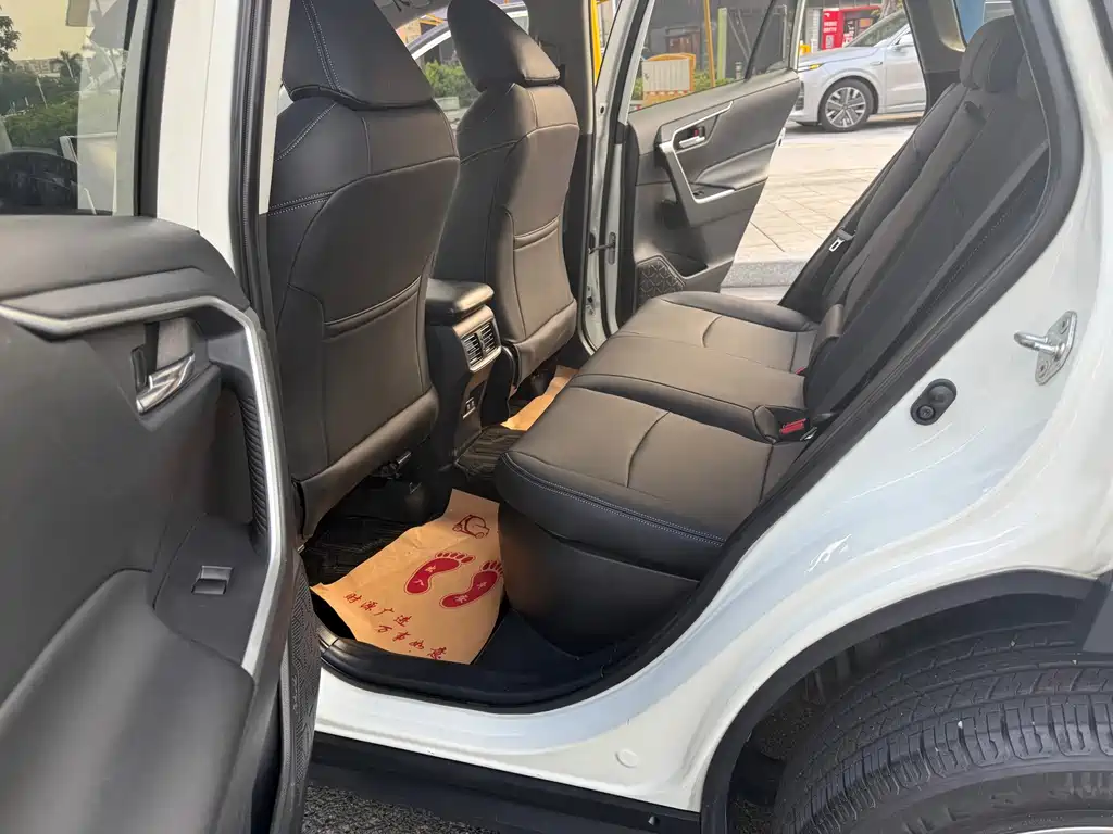 Toyota RAV4 — миниатюра 7