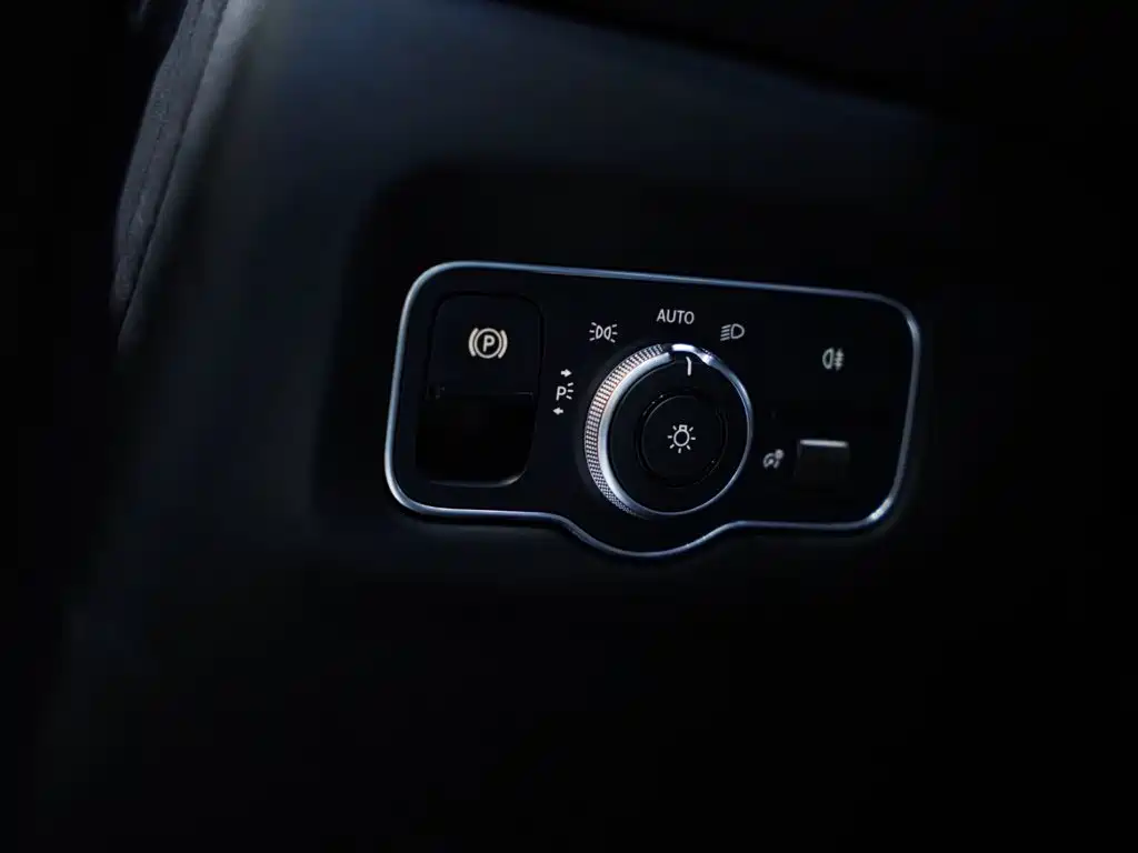 Aston Martin DB11 — миниатюра 17