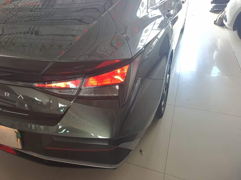 Hyundai Elantra 1.5 л 2024 г. Серебристо-серый, пробег 8100 км